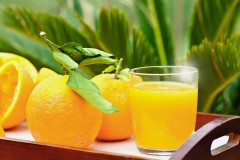 orange juice and fresh oranges