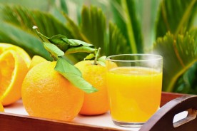 orange juice and fresh oranges